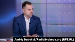 За словами спікера ТКГ, російська сторона наполягає на тому, щоб Київ вів прямі переговори з незаконними збройними угрупованнями