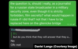 Даниэль Ланге отвечает редактору. Как говорит Ланге, начальство RT DE не владеет немецким, поэтому в рабочем чате переписка идет по-английски