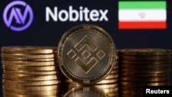Simboli kriptovalute Binance ispred logotipa Nobitexa i zastave Irana, ilustrativna fotografija
