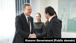 Emisari evropian për dialogun Kosovë-Serbi, Peter Sorensen, dhe kryeministri i Kosovës, Albin Kurti. Fotografi nga arkivi. 