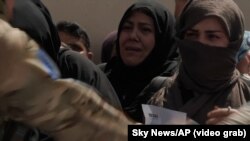 Афганка плаче в аеропорту Кабула, очікуючи на евакуацію