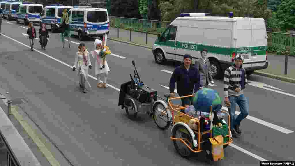 Protestatari pașnici...