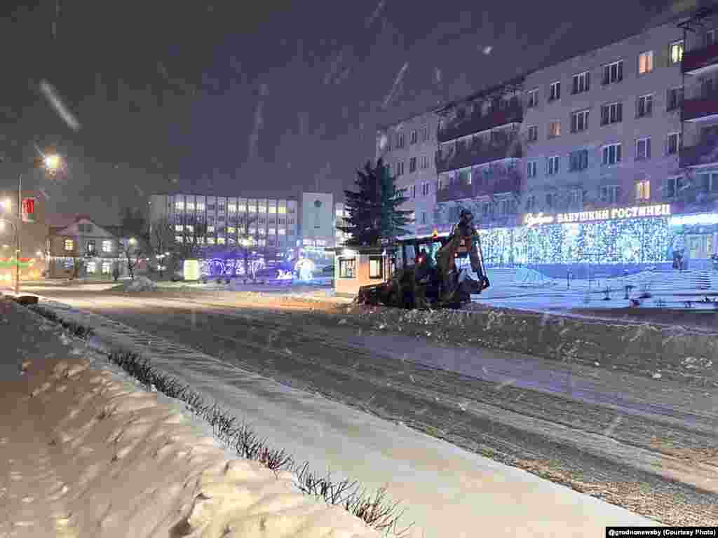 Тэхніка для прыбіраньня сьнегу працуе на вуліцах гарадоў і ў Горадзенскай вобласьці. Фота выданьня «Гродзенская праўда»