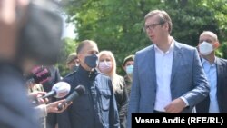 Predsednik Srbije Aleksandar Vučić (D) i ministar odbrane Nebojša Stefanović tokom obilaska punta za vakcinaciju pripadnika vojske, 13. maj