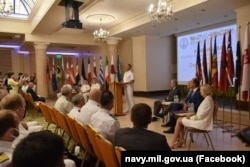 Контрадмірал Неїжпапа виступає на урочистій церемонії відкриття «Сі Бриз-2021» в Одесі