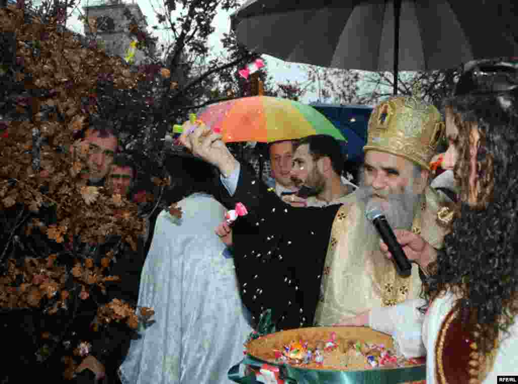 FOTO: Savo Prelević - Badnjak, Srpska pravoslavna crkva u Crnoj Gori, Mitropolit Amfilohije u Božićnoj poslanici pozvao je srpski narod u matici i rasejanju "da kao drevni evropski narod" čuva svoju veru, jezik i pismo.