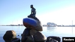 Statua Male Sirene s naslikanom ruskom zastavom, Kopenhagen, 2. mart 2023. 
