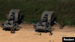 Soldați israelieni lângă granița dintre Israel și Liban. Guvernul lui Netanyahu spune că este gata să reia atacurile, la nevoie.