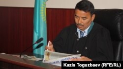 Судья Алматинского городского суда Канат Молдашев смотрит номер "Правдивой газеты". Алматы, 22 августа 2013 года. 