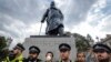 Polis Winston Churchill-in parlament meydanındakı heykəlini qoruyur