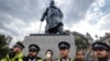 Statuia lui Winston Churchill, păzită de poliție, după ce a fost vandalizată în timpul protestelor antirasiste
