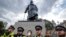 Statuia lui Winston Churchill, păzită de poliție, după ce a fost vandalizată în timpul protestelor antirasiste