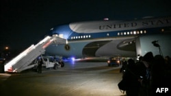 Швейцарияға ұшып шыққан соң көп ұзамай қайтып оралған АҚШ президенті Дональд Трамптың ұшағы Эндрюс әуе базасында тұр. АҚШ, Мэриленд штаты, 2026 жыл.