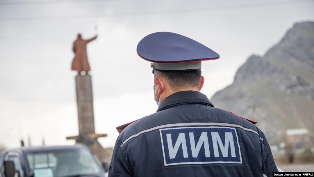 Өзгөчө абал учурунда Ошто иштеп жаткан милиция кызматкери.