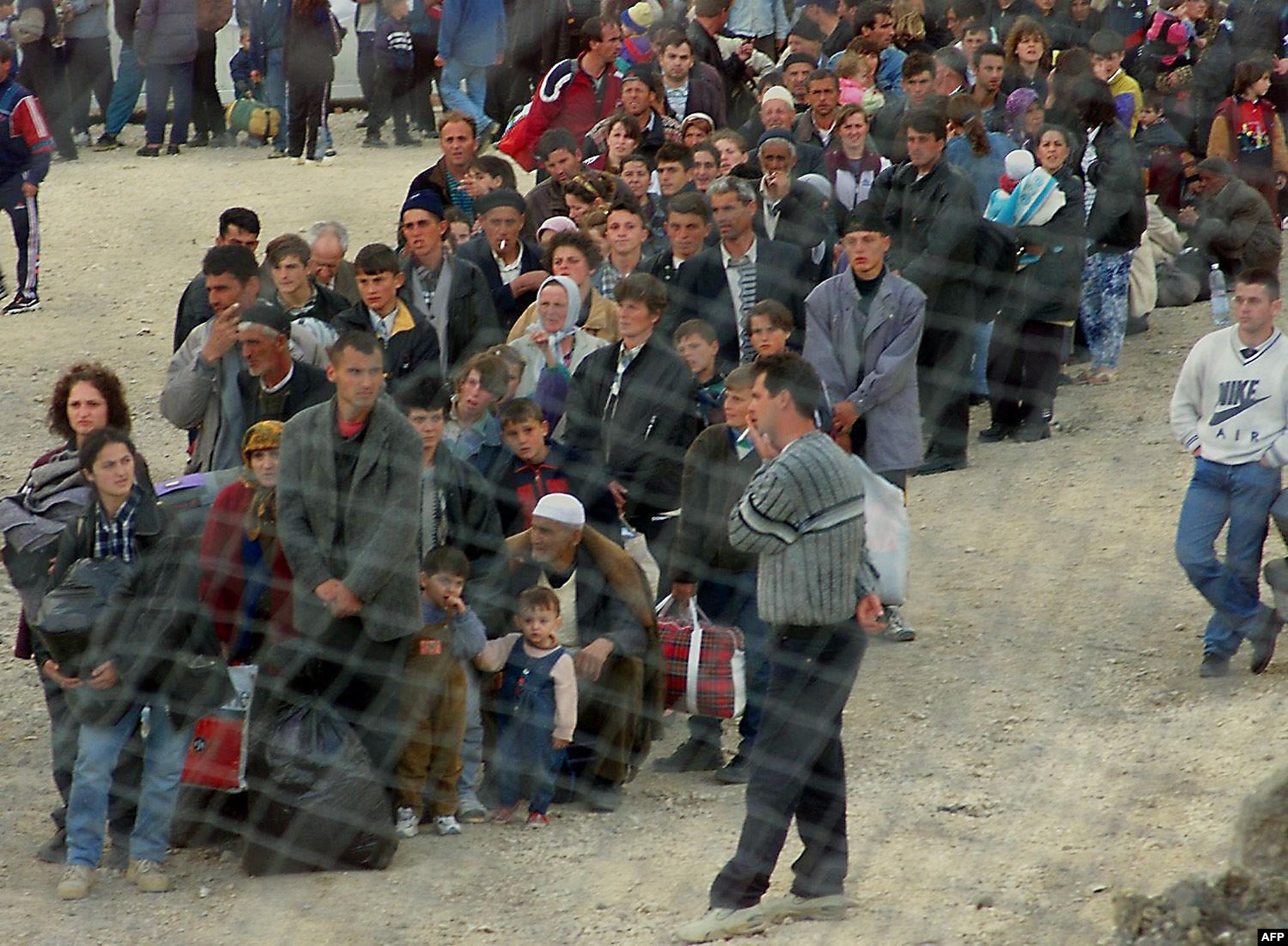 Refugjatë kosovarë në kampin e Bllacës në Maqedoni të Veriut, më 24 maj 1999.