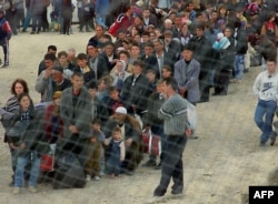Refugjatë kosovarë në kampin e Bllacës në Maqedoni të Veriut, më 24 maj 1999.