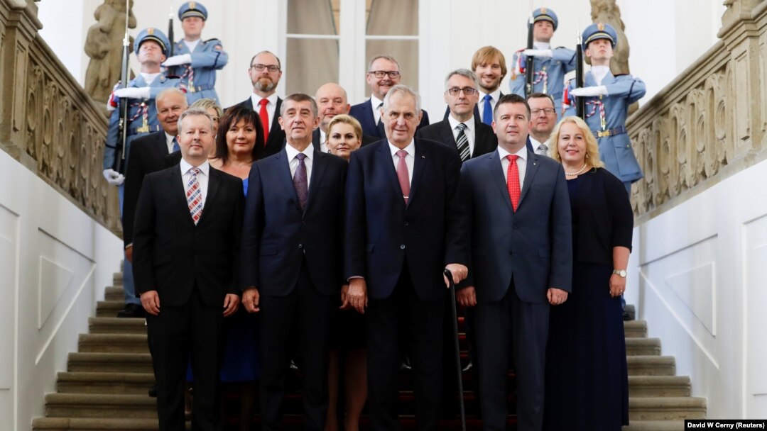 Predsednik Miloš Zeman sa premijerom Babišem i članovima nove Vlade