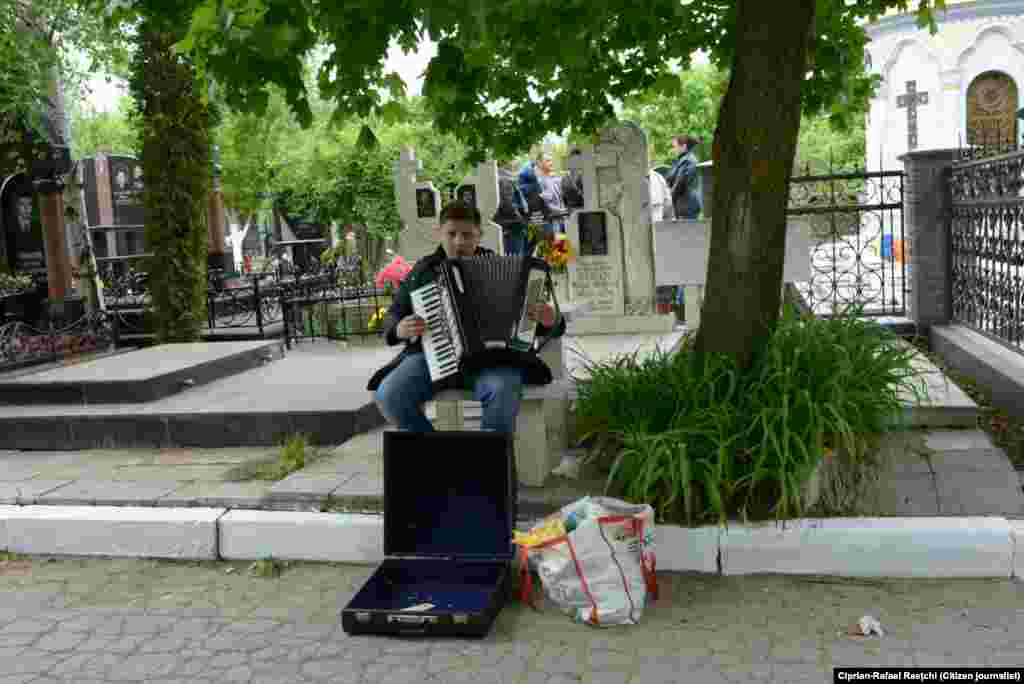 11. Un băiat cântă la acordeon în cimitirul Sfântul Lazăr. (Foto: Ciprian-Rafael Raețchi)