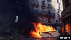 Радикальные участники марша профсоюзов 1 мая в Париже подожгли мусор