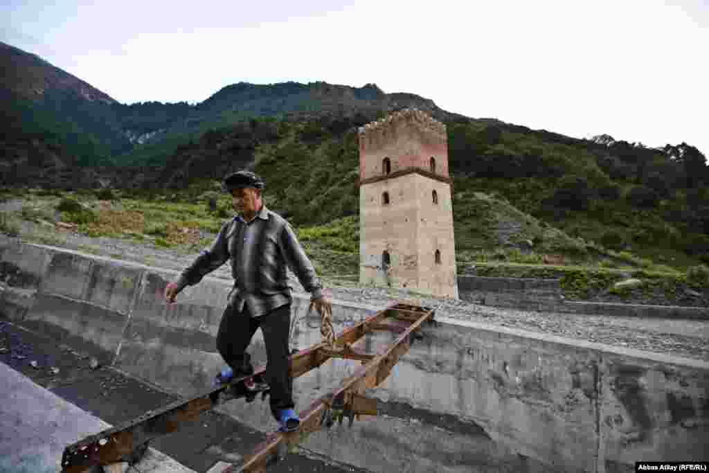 Sumuq qalasının yaxınlığında yaşayan kənd məscidinin axundu Elman kişi qala tərəfdən evinə qayıdır.