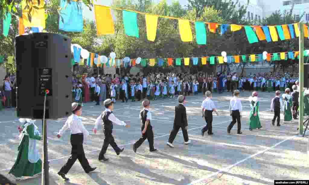 T&uuml;rkmenabat ş&auml;heriniň 11-nji mekdebind&auml;ki dabara.
