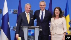 Pekka Haavisto, Jens Stoltenberg és Ann Linde a tagállamok NATO-nagyköveteinek találkozóját követően Brüsszelben 2022. július 5-én
