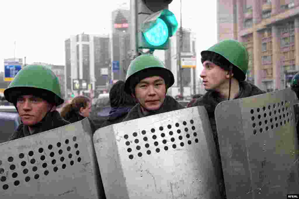 Были перекрыты все проходы по площади и выход на Мясницкую улицу, людям оставалось только уйти в метро