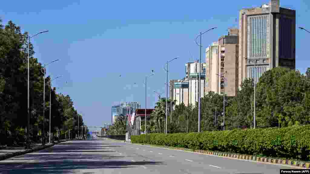 Pusta cesta u Islamabadu 12. aprila, nakon što su vlasti u glavnom gradu Pakistana ograničile kretanje tokom američko-iranskih mirovnih pregovora.