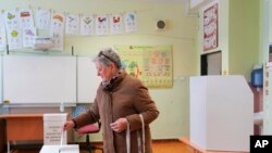 Një grua duke e shfrytëzuar të drejtën e saj të votës më 23 mars 2024.