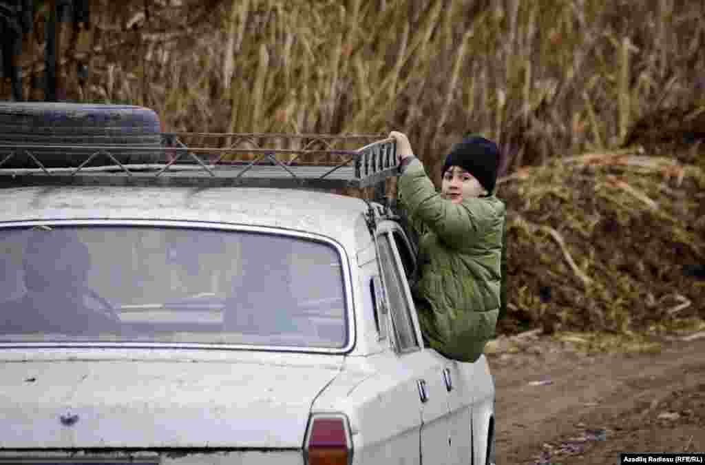 Əkin sahəsindən evə qayıdan kəndli uşaqlar.