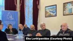 ტიტე აროშიძის ძმა პაატა აროშიძე [ფოტოზე შუაში. სათვალეებით] აკადემიური საბჭოს წევრია და ინტერესთა კონფლიქტზე მითითების მიუხედავად, კენჭისყრასა და სხდომაში მონაწილეობს.