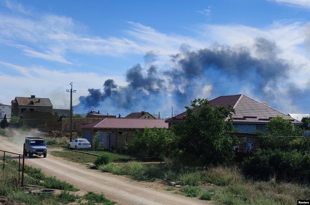 Departamenti i Shëndetësisë i kontrolluar nga rusët në Krime ka thënë se një civil është vrarë dhe tetë të tjerë janë plagosur nga shpërthimet. Analistët ushtarakë e kanë quajtur shkatërrimin goditje të madhe për Rusinë, dhe fitore psikologjike për Ukrainën.