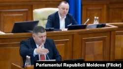 Deputatul socialist, Petru Burduja, a prezentat moțiunea de la tribuna parlamentului, în timpul ședinței legislativului din 5 decembrie.