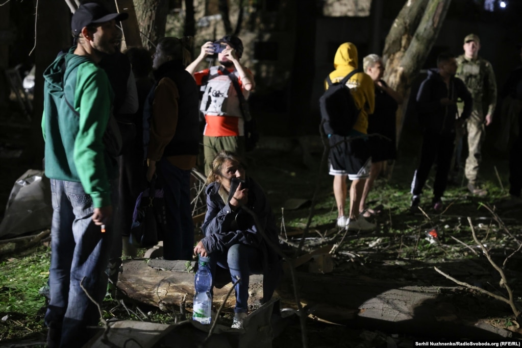 Люди чекають на завершення рятувальної операції