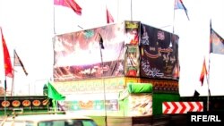عزاداران د ښار په تکېه خانو، ځینو جماعتونو، موټرو او یوشمېر ځانګړو ځایونو کې، د تورجنډو او مذهبي شعارونو په ځړولو بوخت ښکاري.