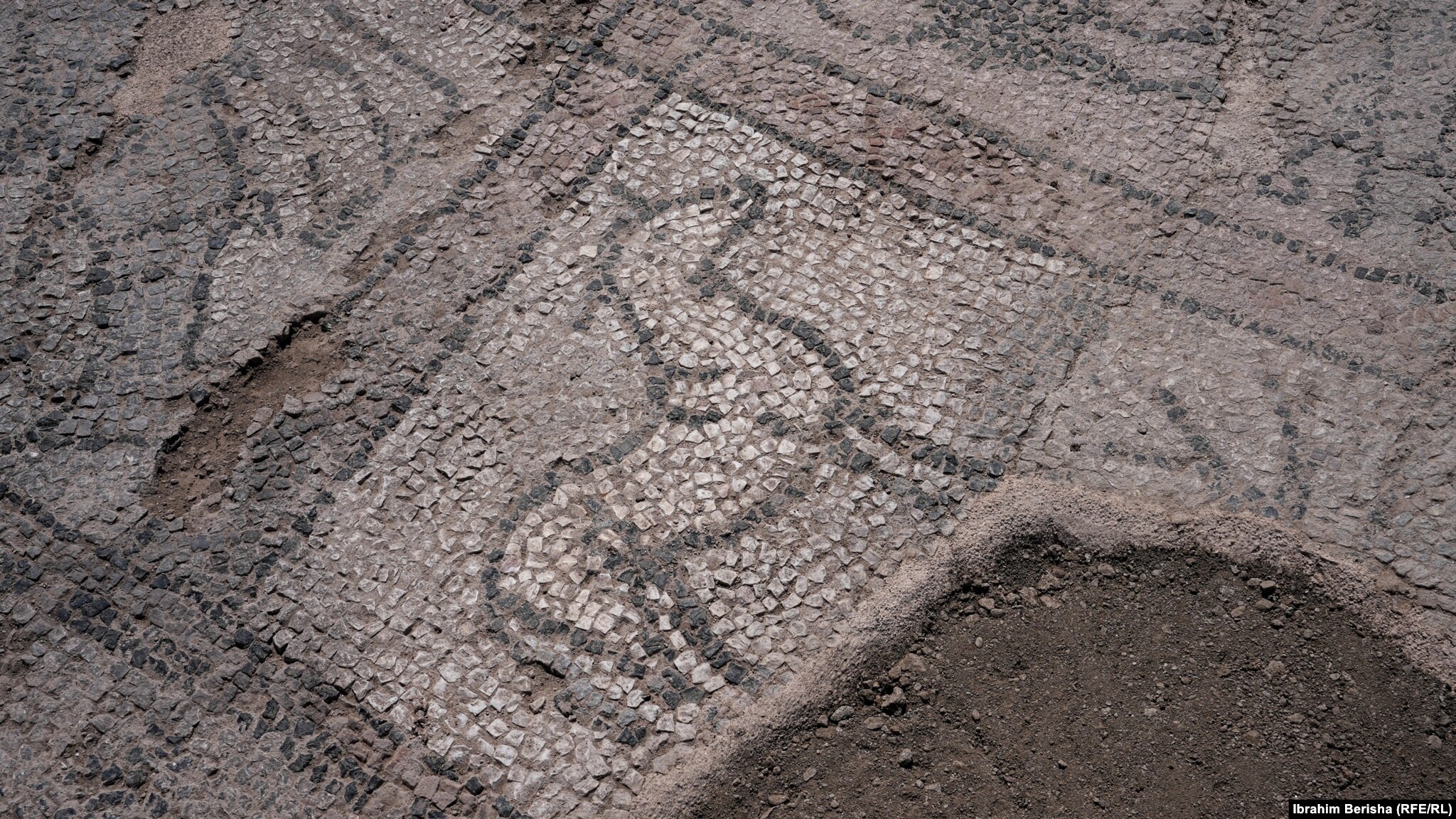 Figura e kalit në mozaikun e dyshemesë së bazilikës.