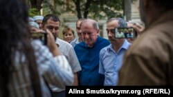 Один із лідерів кримських татар Ільмі Умеров (у центрі)