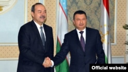 Takjik Prime Minister Qohir Rasulzoda (right) welcomes Uzbek counterpart Abdullo Aripov to Dushanbe on January 11.