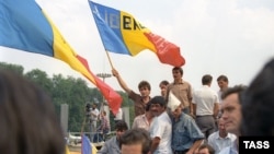Moldoveni demonstrează în sprijinul declarării independenței Republicii Moldova, Chișinău, 27 august 1991.