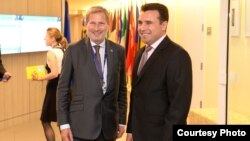 Премиерот Зоран Заев се сретна со еврокомесарот за преговори за проширување Јоханес Хан во Њујорк