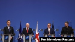 Генсекретар НАТО Марк Рютте, міністр оборони Великої Британії Джон Гілі, міністр оборони Німеччини Борис Пісторіус і міністр оборони України Михайло Федоров під час попереднього засідання «Рамштайну» в штаб-квартирі НАТО в Брюсселі, Бельгія, 12 лютого 2026 року