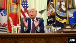 ABŞ prezidenti Donald Tramp Oval Kabinetdə mətbuata açıqlama verir