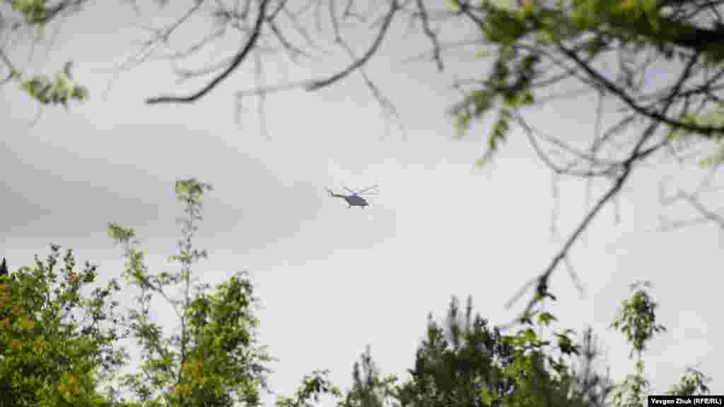 Над територією пролітає військовий вертоліт Мі-8