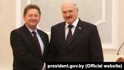 Ігор Кизим (Л) і Олександр Лукашенко 