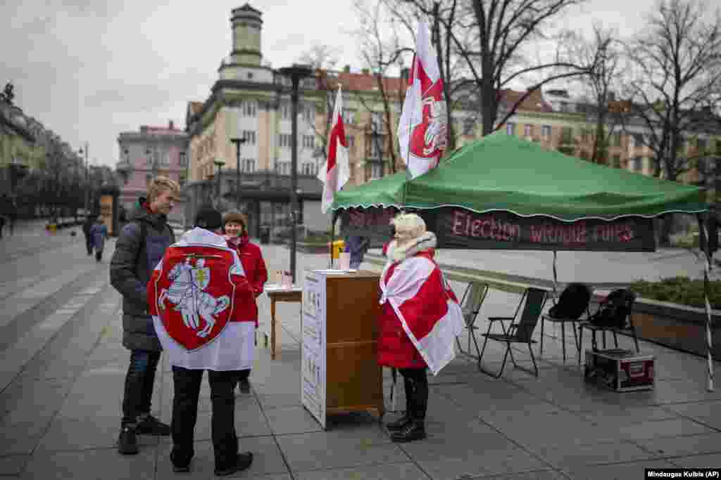 Актывісты ініцыятываў &laquo;Дапамога&raquo;, ReBelarus і асацыяцыя палітвязьняў Беларусі паставілі намёт і празрыстую скрыню