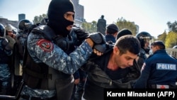 Armaniston politsiyasi Tog‘li Qorabog‘da o‘t ochishni to‘xtatish bitimiga qarshi namoyish qatnashchisini hibsga olmoqda, Yerevan - 11 - noyabr, 2020