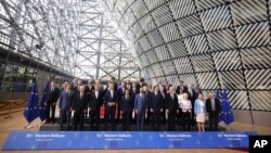 Krerët e shteteve të Bashkimit Evropian dhe liderët e Ballkanit Perëndimor gjatë një samiti të BE-së në Bruksel. 23 qershor 2022.