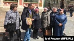 Tatfondbank clients demonstrate on Moscow's Red Square on May 12.