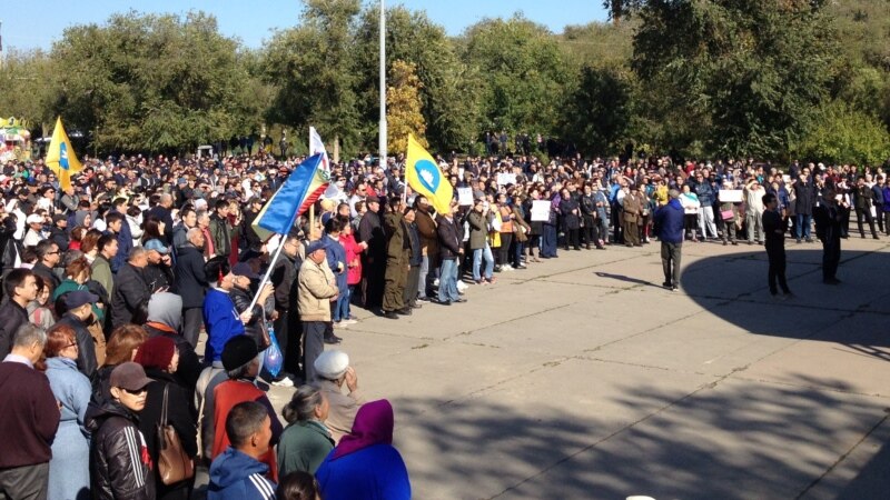 Тысячи жителей Элисты вышли на митинг против бывшего лидера донецких сепаратистов Трапезникова