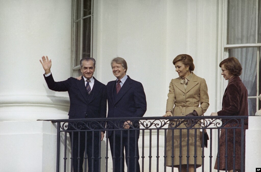شاه و شهبانو فرح در کنار کارتر و همسرش در زمان دیدار از واشینگتن در ۱۹۷۷